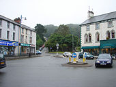 Porthmadog High Street roundabout.jpg