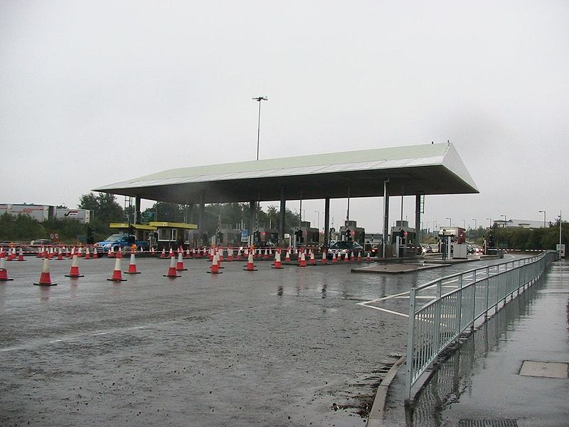 File:A90 - Forth Road Bridge Tolls - Coppermine - 7879.jpg