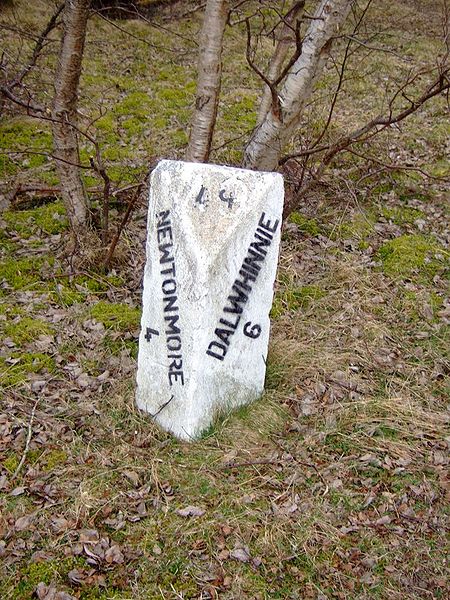 File:Milestone on old A9 between Newtonmore and Dalwhinnie (4 and 6) 2 - Coppermine - 11218.JPG