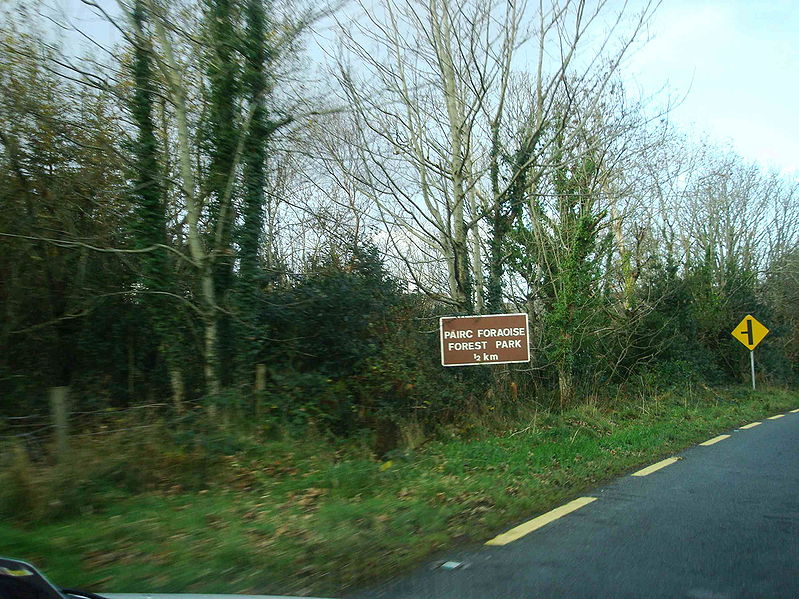 File:2 Km signage in Donegal...Never seen this anywhere except NI before - Coppermine - 21291.jpg