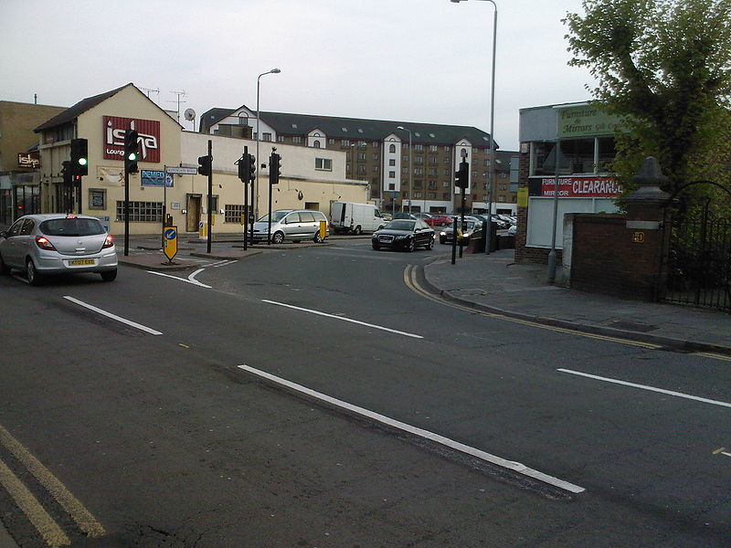 File:A307 Kingston - dangerous narrow bend - Coppermine - 22031.jpg