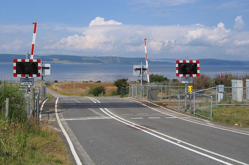 File:Allanfearn level crossing.jpg