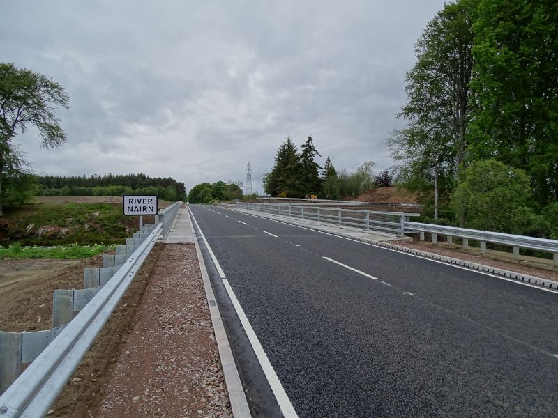 File:B9090 White Bridge realignment - new Nairn bridge road deck looking north.jpg