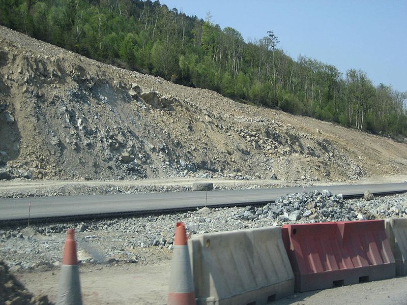 File:Rock cutting through Ravensdale - Coppermine - 11417.jpg