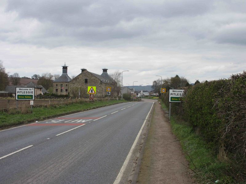 File:A914 Approaching Pitlessie.jpg