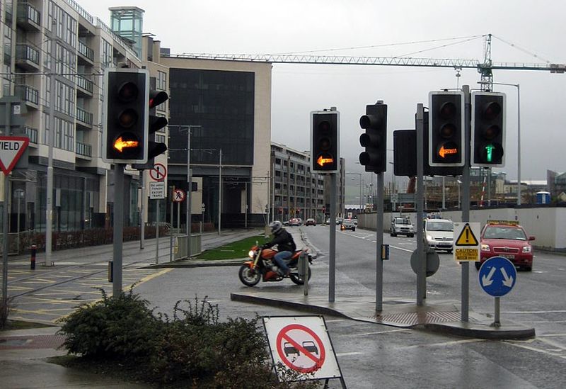 File:Mellor traffic lights on Cookstown Way Tallaght South Dublin - Coppermine - 21109.jpg