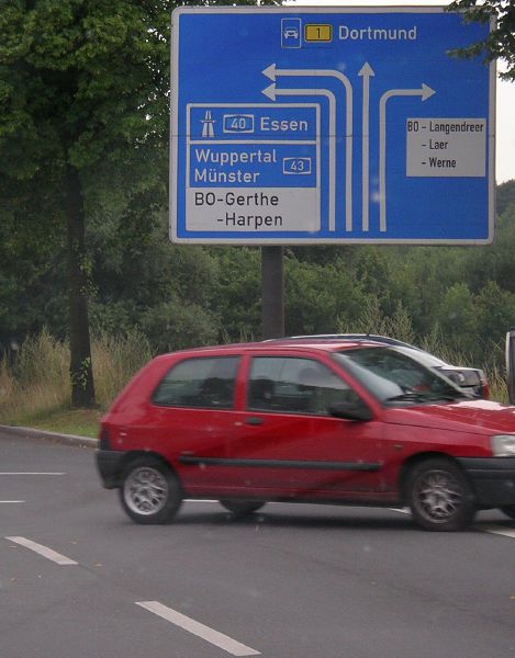 File:Sign at Intersection of A40 and Werner Strasse, Bochum - Coppermine - 2797.jpg