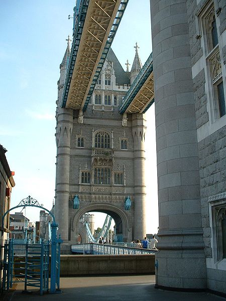 File:A100 Tower Bridge central section looking south - Coppermine - 5809.jpg