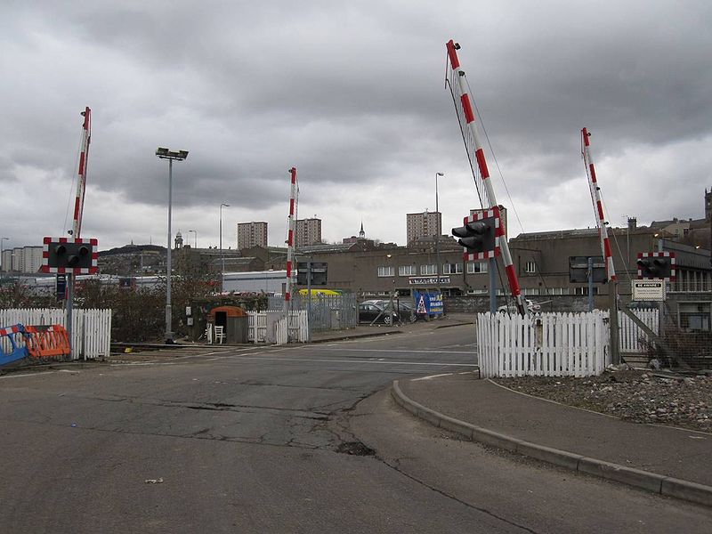 File:Dundee level crossing.jpg