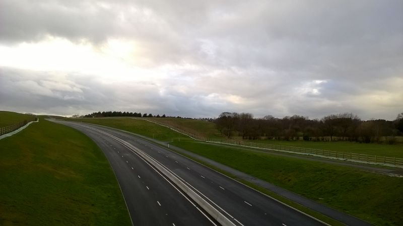 File:20181220-1217 - A555 Manchester Airport Eastern Link Road from Woodford Road overbridge, looking west 53.356039N 2.139033W.jpg