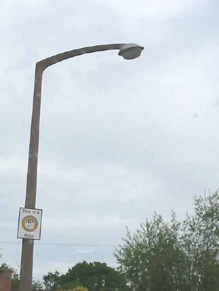File:Old GEC lantern on residential concrete streetlight, Poole Dorset - Coppermine - 6185.jpg