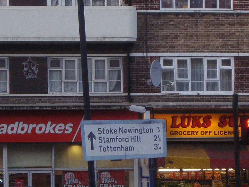 File:Wide blue edged sign, Amhurst Road, Hackney - Coppermine - 21489.jpg