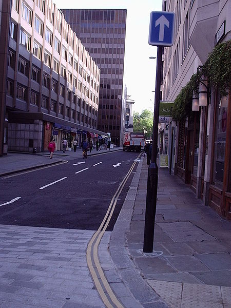 File:Do you beleive the sign or the road markings? Old Bailey in London - Coppermine - 5994.JPG