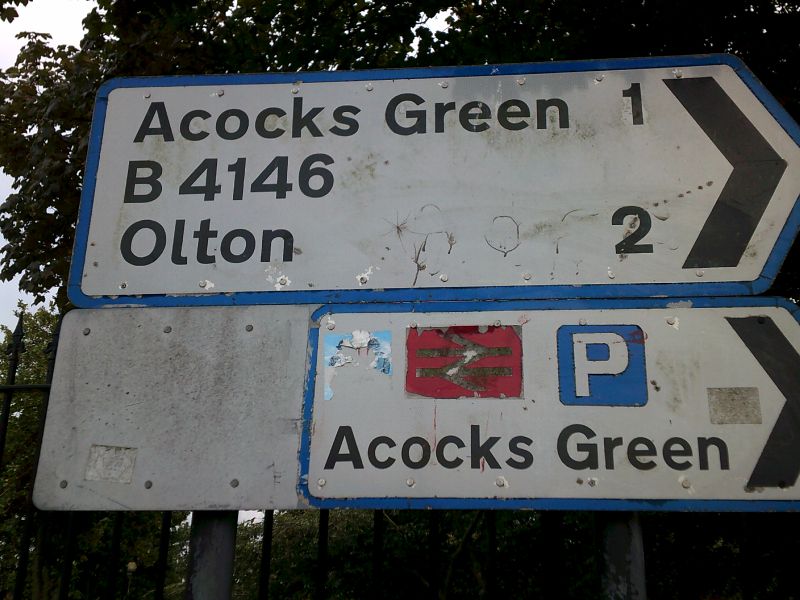 File:Blue-bordered flag sign to the B4146 from the A4040.jpg