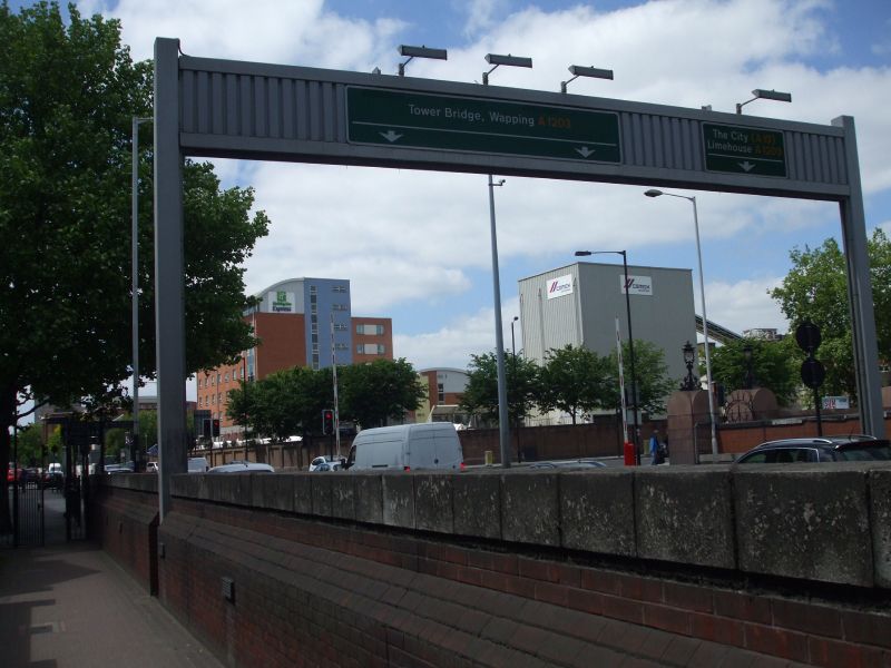 File:Gantry at western end of Limehouse Link.jpg