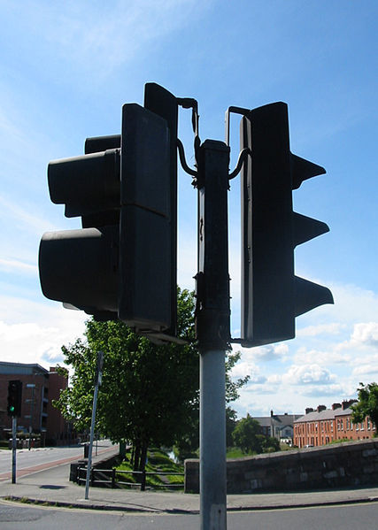 File:Mellor signal heads on old SGE poles, Dolphin's Barn, Dublin - Coppermine - 12401.jpg