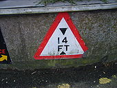 Dodgy height restriction sign. - Coppermine - 9919.JPG