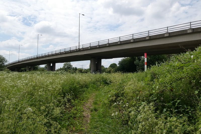File:M11 Woodford southbound bridge over nothing.jpg