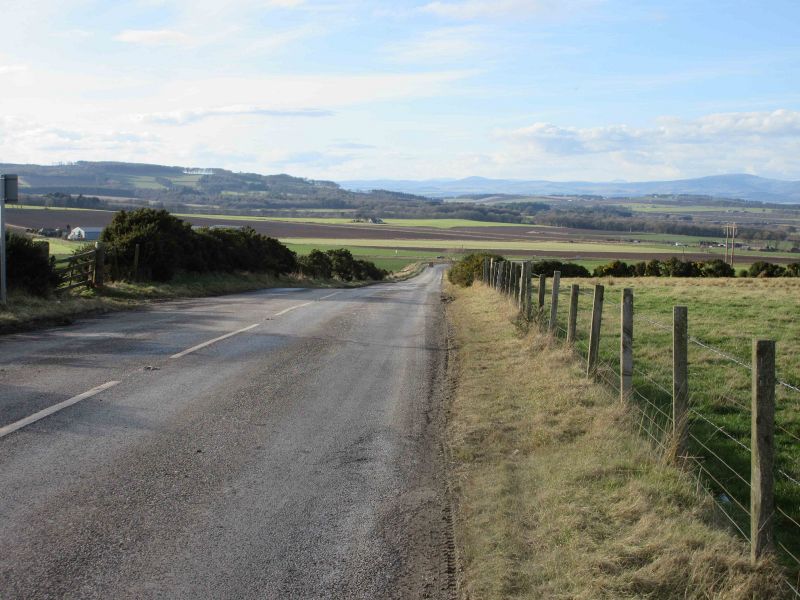 File:The top of the hill on the Forfar to Carnoustie road.jpg
