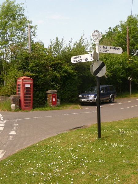 File:Morden- old-fashioned finger post - Geograph - 1318894.jpg